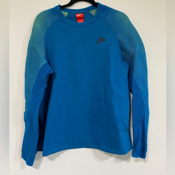 Nike Tech Fleece Crew - Picture 2 of 6